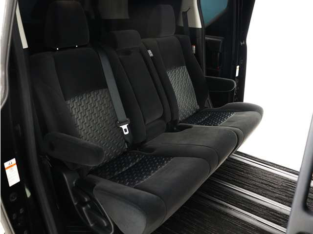 (ベンチシート)シートを倒すことによりフルフラットにもアレンジできます!