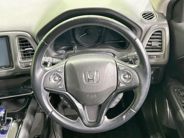 【パドルシフト】ハンドルから手を離さずに素早くシフトアップ&ダウンができるので、エンジンブレーキを使う下り坂や高速道路の合流で加速したい場面で役立ちます。