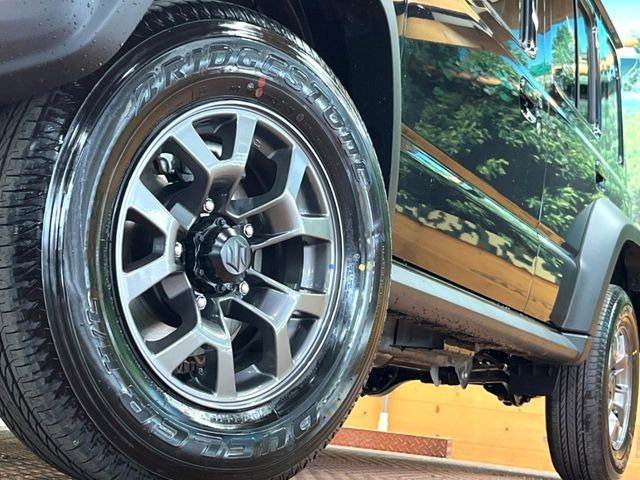 �y����15�C���`�A���~�z�C�[���z�O�ςɃ}�b�`���������A���~�z�C�[���𑕒����Ă���܂��B�e��ЊO�A���~�z�C�[����A�X�^�b�h���X�^�C�����戵�����Ă���܂��B���񂲑��k����������