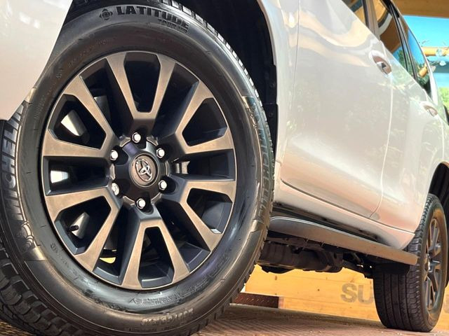 �y����18�C���`�A���~�z�C�[���z�O�ςɃ}�b�`���������A���~�z�C�[���𑕒����Ă���܂��B�e��ЊO�A���~�z�C�[����A�X�^�b�h���X�^�C�����戵�����Ă���܂��B���񂲑��k����������