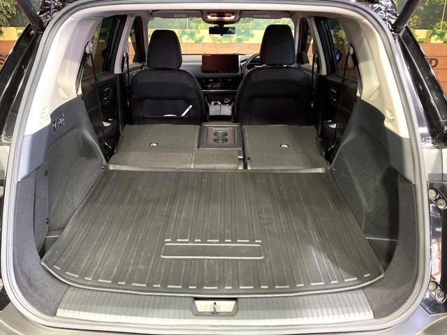 ���i�̂���������ʋ΁A���}���ɏ\���ȉ׎��X�y�[�X���m�ۂ��Ă���܂��B�Z�J���h�V�[�g��|���ƁA�傫�ȉו��̐ύڂ��\�ł���