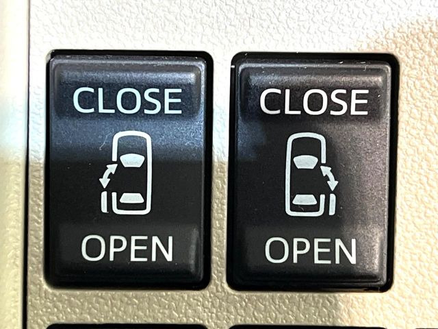 【両側パワースライドドア】スマートキーや運転席のスイッチで後席両側スライドドアの開閉が可能♪電動だから力を入れてドアを開ける必要が無く、小さなお子様でも簡単に開け閉めでき快適です♪