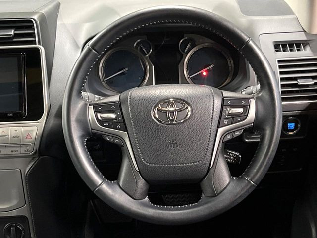 ステアリングも使用感が少なく、きれいな状態となっております♪