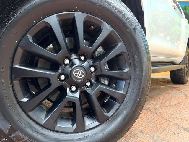 【グレード専用純正18インチアルミホイール】デザイン性の高い純正アルミホイールを装着しております。各種社外アルミホイールや、スタッドレスタイヤも取扱いしております。是非ご相談ください♪