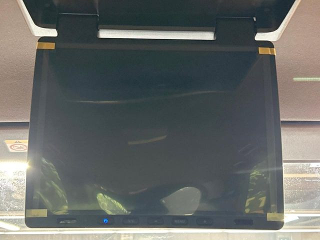 【フリップダウンモニター】大画面モニターで後席でもエンタメをお楽しみいただけます。小さなお子様にも大人気の装備です♪