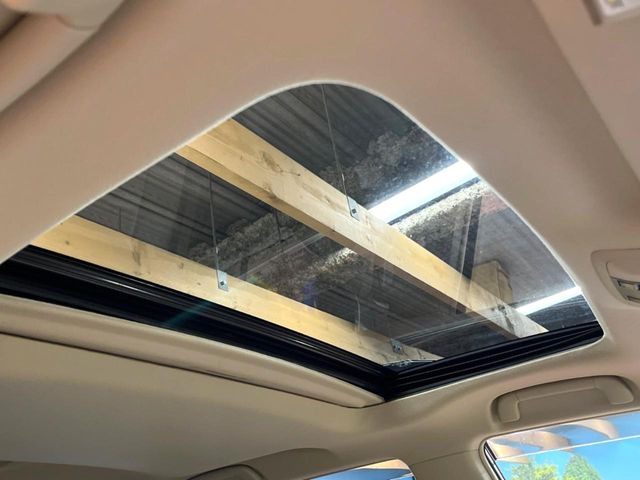 【サンルーフ】開放感たっぷりの希少装備、サンルーフが装着されています!車内に明かりを取り入れたり景色を楽しむ以外にも、車内の空気も簡単に換気できて快適です!