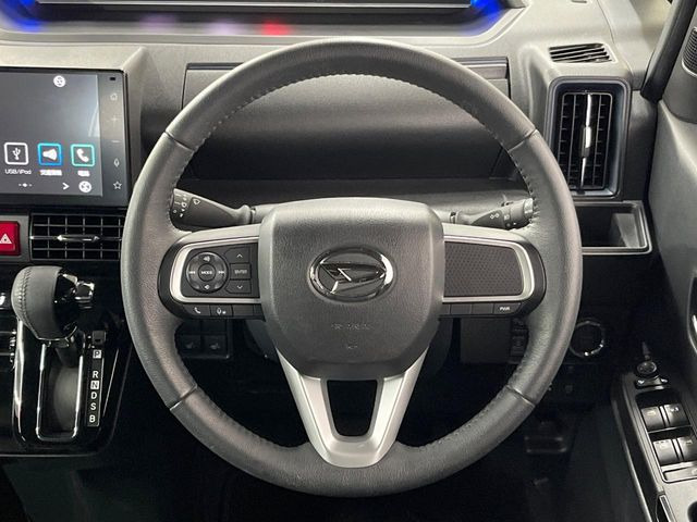 �C���e���A�ɍ��킹���f�U�C���̃X�e�A�����O�́A�^�]�������̂��Ƃ��l���A�^�]���₷���`��A�傫���ł��B�����x�A���ۂɐG���Ă��m���߂��������B