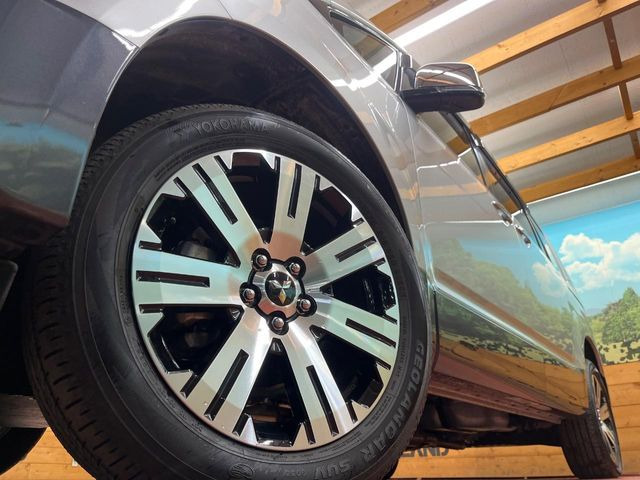 �y����18�C���`�A���~�z�C�[���z�O�ςɃ}�b�`���������A���~�z�C�[���𑕒����Ă���܂��B�e��ЊO�A���~�z�C�[����A�X�^�b�h���X�^�C�����戵�����Ă���܂��B���񂲑��k����������