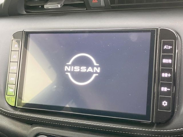 【純正ナビ】人気の純正ナビを装備しております。ナビの使いやすさはもちろん、オーディオ機能も充実!キャンプや旅行はもちろん、通勤や買い物など普段のドライブも楽しくなるはず♪