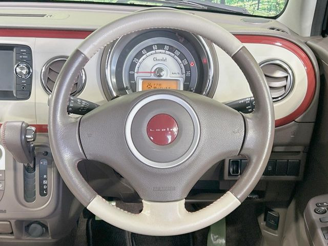 �C���e���A�ɍ��킹���f�U�C���̃X�e�A�����O�́A�^�]�������̂��Ƃ��l���A�^�]���₷���`��A�傫���ł��B�����x�A���ۂɐG���Ă��m���߂��������B