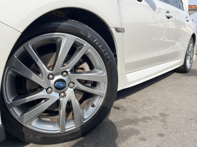 �y����18�C���`�A���~�z�C�[���z�O�ςɃ}�b�`���������A���~�z�C�[���𑕒����Ă���܂��B�e��ЊO�A���~�z�C�[����A�X�^�b�h���X�^�C�����戵�����Ă���܂��B���񂲑��k����������