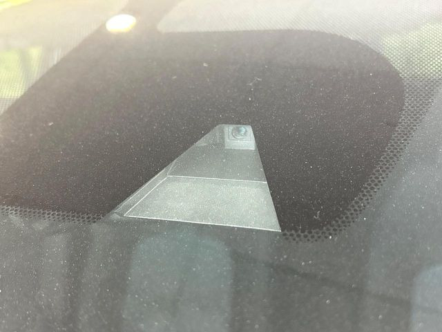 �y�G�}�[�W�F���V�[�u���[�L�z���s���ɑO���̎ԗ�����F�����A�Փ˂������Ȏ��͌x��ƃu���[�L�ŏՓˉ���Ɣ�Q�y�����A�V�X�g�B�����S�Ƀh���C�u�����y���݂��������܂��B