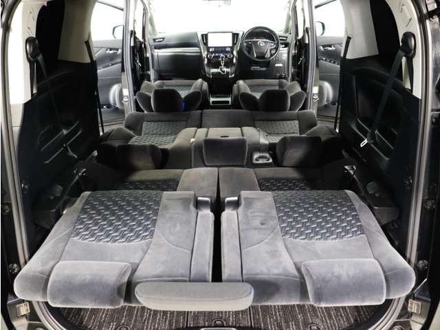 【8人乗りフルフラットシート」】フルフラットにもアレンジできます!出先、旅行の際の車中泊、キャンプなど、様々なシーンで活躍するシートアレンジができます!大人が横になるにも十分な広さがあります!!