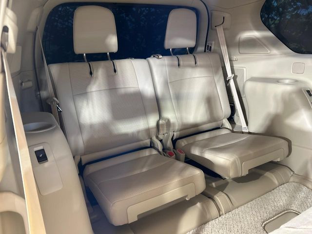 3列目シートはもちろん状態良好☆大人でもゆったりと座って頂けますので、大人数でのお出かけもラクラクです♪ご家族で、気の知れた仲間で、ドライブに行くのが楽しみですね♪