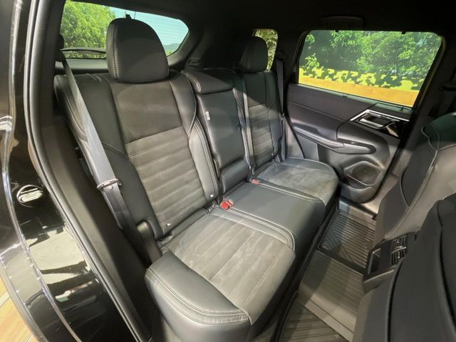 後部座席も気になるようなキズ・汚れやへたり等、大きなダメージはなく、良好な状態です。