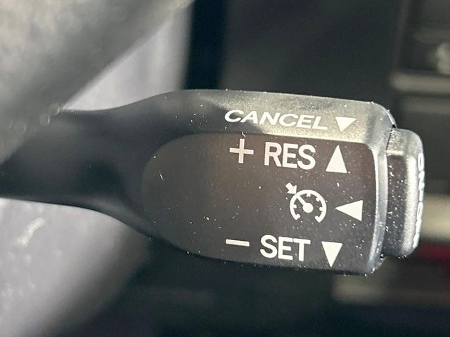 【クルーズコントロール】高速道路もラクラク走行。アクセルを離しても一定速度で走行ができ、長距離運転時の負担を軽減!加速・減速も簡単なスイッチ操作で調整できます。