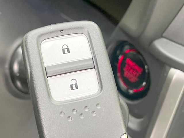 �yHonda�X�}�[�g�L�[�z�J�o����|�P�b�g�ɓ��ꂽ�܂܂ł��h�A�̎{���E�������\�ȃX�}�[�g�L�[�𑕔��B�G���W���̃I���E�I�t�����J�M�����o���K�v����������Ƃ��Ă��֗��ł���