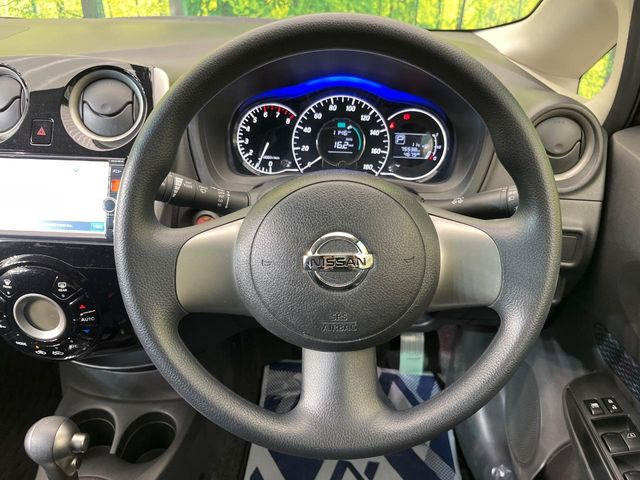 �C���e���A�ɍ��킹���f�U�C���̃X�e�A�����O�́A�^�]�������̂��Ƃ��l���A�^�]���₷���`��A�傫���ł��B�����x�A���ۂɐG���Ă��m���߂��������B