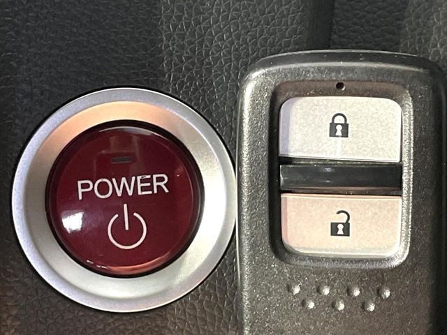 �yHonda�X�}�[�g�L�[�z�J�o����|�P�b�g�ɓ��ꂽ�܂܂ł��h�A�̎{���E�������\�ȃX�}�[�g�L�[�𑕔��B�G���W���̃I���E�I�t�����J�M�����o���K�v����������Ƃ��Ă��֗��ł���