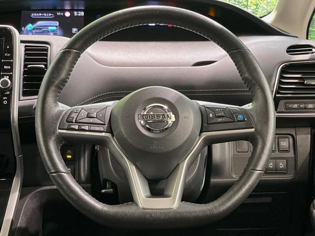 【ステアリングヒーター】冬場に冷たくなりやすい革巻きステアリングを、スイッチ一つで素早く適温に!エアコンよりも早く温まってくれるので、寒い日の運転も快適になりますね♪