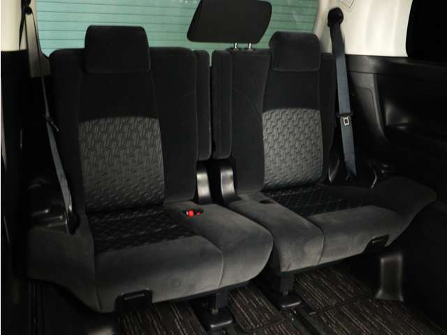 サードシートも広々とした空間をご用意しております!シートアレンジにて、快適スペースを作ることも可能となっております!アレンジパターンも豊富で、様々なシーンにご利用いただけます!