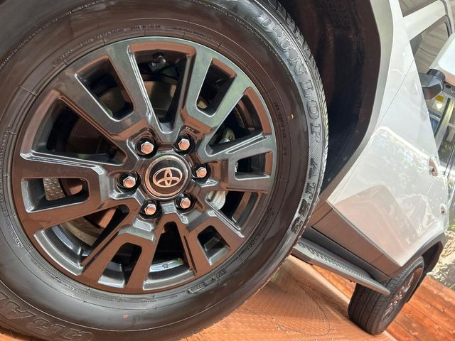 �y����18�C���`�A���~�z�C�[���z�O�ςɃ}�b�`���������A���~�z�C�[���𑕒����Ă���܂��B�e��ЊO�A���~�z�C�[����A�X�^�b�h���X�^�C�����戵�����Ă���܂��B���񂲑��k����������