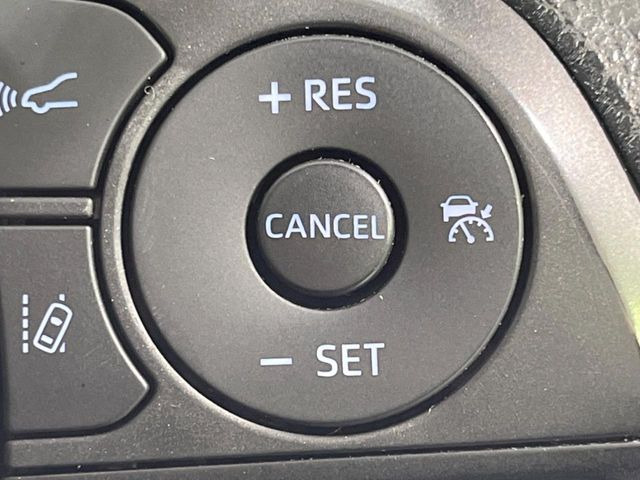 【レーダークルーズコントロール】高速道路での長距離走行が楽に!!自動で速度を保つクルーズコントロールが、衝突軽減システムと連携し、前方の車両を感知して車間を保つように速度調節してくれます!!