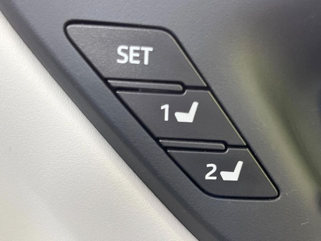 【メモリー機能付きパワーシート】ドライバーごとに設定したシート位置を記憶して、ボタン一つで切り替えできる便利な機能!運転する方が複数名いらっしゃるご家庭におすすめです♪