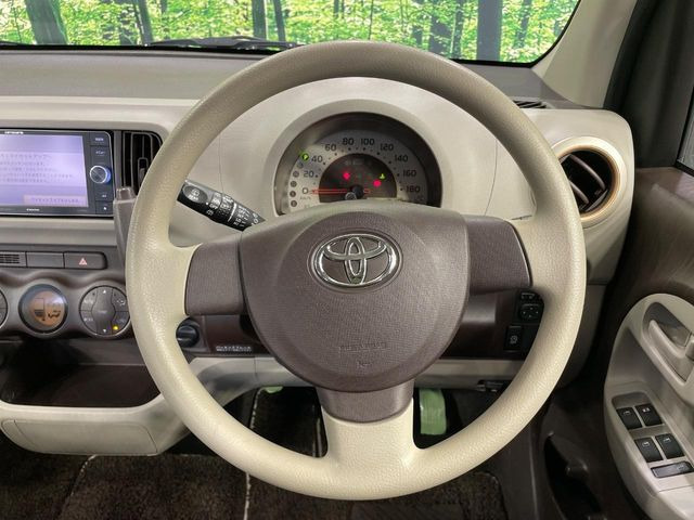 �C���e���A�ɍ��킹���f�U�C���̃X�e�A�����O�́A�^�]�������̂��Ƃ��l���A�^�]���₷���`��A�傫���ł��B�����x�A���ۂɐG���Ă��m���߂��������B