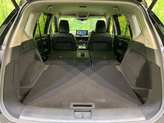 ���i�̂���������ʋ΁A���}���ɏ\���ȉ׎��X�y�[�X���m�ۂ��Ă���܂��B�Z�J���h�V�[�g��|���ƁA�傫�ȉו��̐ύڂ��\�ł���