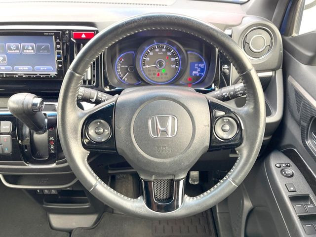 �C���e���A�ɍ��킹���f�U�C���̃X�e�A�����O�́A�^�]�������̂��Ƃ��l���A�^�]���₷���`��A�傫���ł��B�����x�A���ۂɐG���Ă��m���߂��������B
