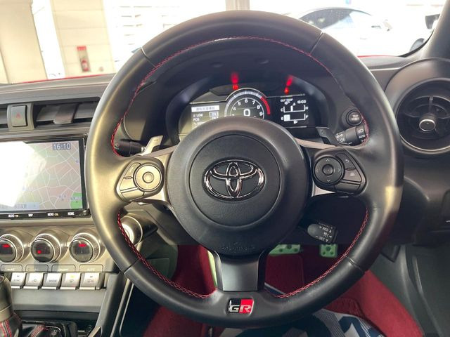 �y�����v�����X�e�A�����O�z�㎿�Ȋv���g�p���邱�ƂŁA��ɂ����������݂ƂĂ��^�]���₷���n���h���ł���