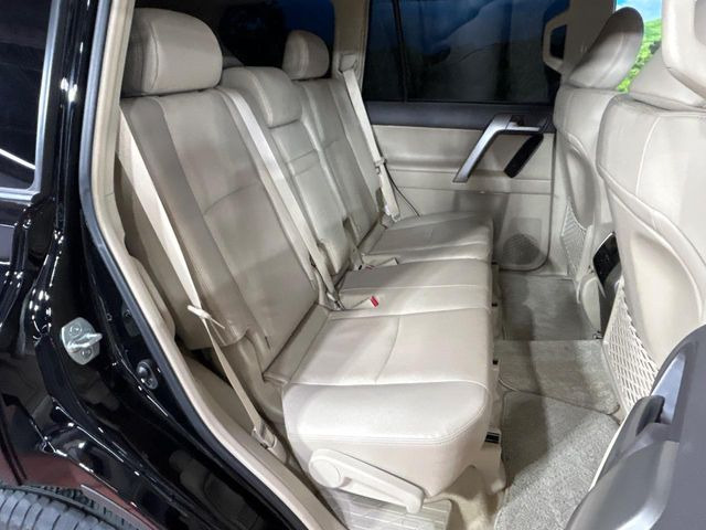 後部座席も気になるようなキズ・汚れやへたり等、大きなダメージはなく、良好な状態です。