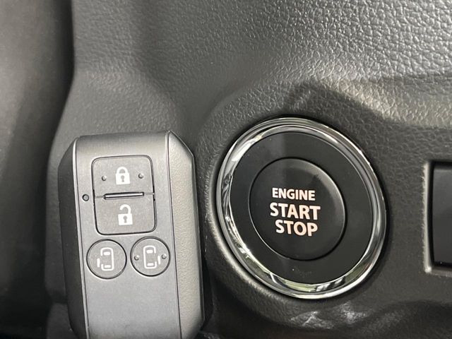 【キーレススタートシステム】カバンやポケットに入れたままでもドアの施錠・解錠が可能なスマートキーを装備。エンジンのオン・オフ時もカギを取り出す必要が無いからとっても便利です♪
