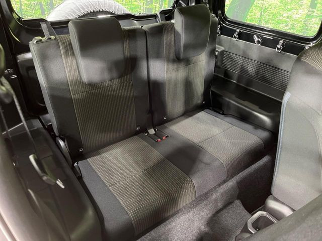 後部座席も気になるようなキズ・汚れやへたり等、大きなダメージはなく、良好な状態です。
