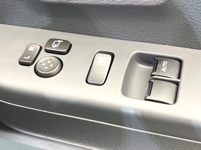 �y�d���i�[�~���[�z�T�C�h�~���[�͓d���i�[���ƂȂ��Ă���A�������ԏ�ł��L�Y�������X�N��}�����܂��B