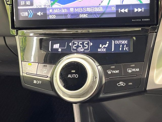 【オートエアコン】一度お好みの温度に設定すれば、車内の温度を検知し風量や温度を自動で調整。暑い&hellip;寒い&hellip;と何度もスイッチ操作をする必要はありません。快適な車内空間には必須の機能ですね♪