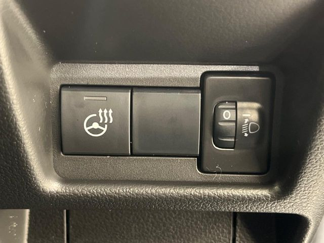 【ステアリングヒーター】冬場に冷たくなりやすい革巻きステアリングを、スイッチ一つで素早く適温に!エアコンよりも早く温まってくれるので、寒い日の運転も快適になりますね♪