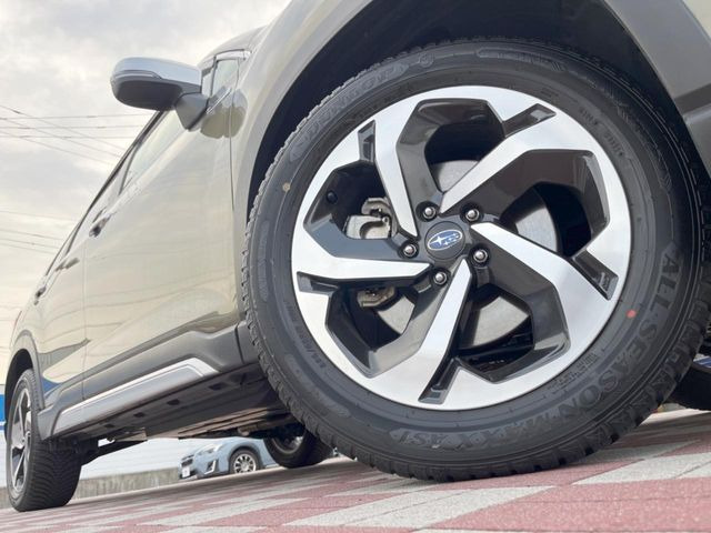 �y����18�C���`�A���~�z�C�[���z�O�ςɃ}�b�`���������A���~�z�C�[���𑕒����Ă���܂��B�e��ЊO�A���~�z�C�[����A�X�^�b�h���X�^�C�����戵�����Ă���܂��B���񂲑��k����������