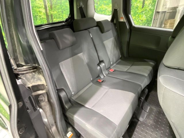 後部座席も気になるようなキズ・汚れやへたり等、大きなダメージはなく、良好な状態です。