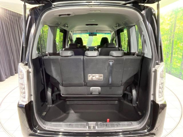 ���i�̂���������ʋ΁A���}���ɏ\���ȉ׎��X�y�[�X���m�ۂ��Ă���܂��B�Z�J���h�V�[�g��|���ƁA�傫�ȉו��̐ύڂ��\�ł���