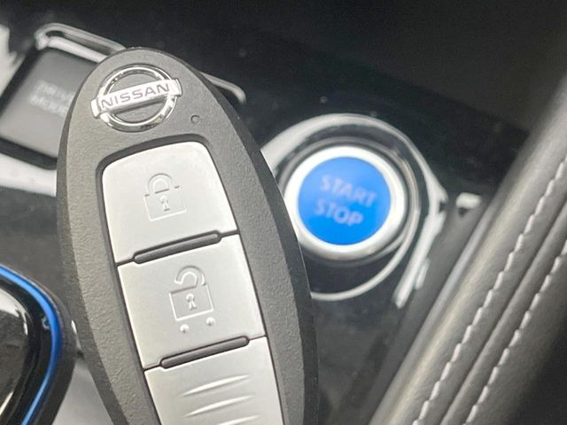 【インテリジェントキー】カバンやポケットに入れたままでもドアの施錠・解錠が可能なスマートキーを装備。エンジンのオン・オフ時もカギを取り出す必要が無いからとっても便利です♪