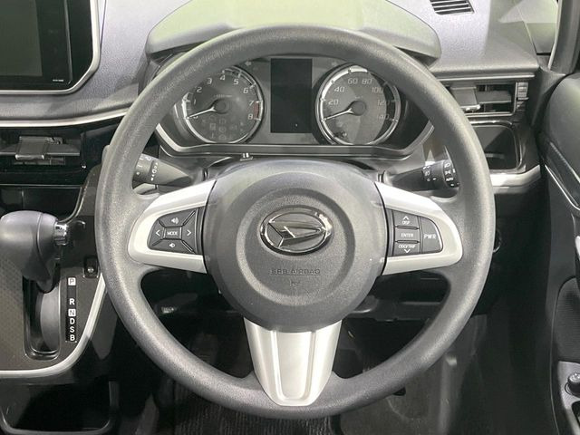 �C���e���A�ɍ��킹���f�U�C���̃X�e�A�����O�́A�^�]�������̂��Ƃ��l���A�^�]���₷���`��A�傫���ł��B�����x�A���ۂɐG���Ă��m���߂��������B