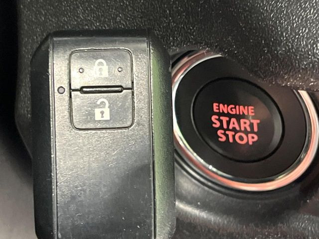 【キーレススタートシステム】カバンやポケットに入れたままでもドアの施錠・解錠が可能なスマートキーを装備。エンジンのオン・オフ時もカギを取り出す必要が無いからとっても便利です♪