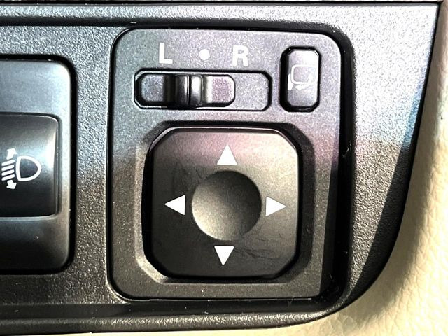 �y�d���i�[�~���[�z�T�C�h�~���[�͓d���i�[���ƂȂ��Ă���A�������ԏ�ł��L�Y�������X�N��}�����܂��B