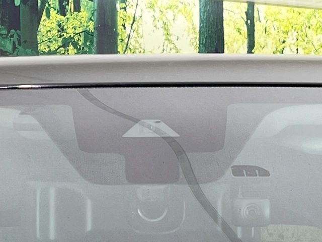 【エマージェンシーブレーキ】走行中に前方の車両等を認識し、衝突しそうな時は警報とブレーキで衝突回避と被害軽減をアシスト。より安全にドライブをお楽しみいただけます。