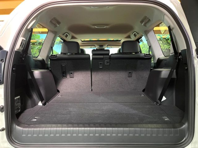 ���i�̂���������ʋ΁A���}���ɏ\���ȉ׎��X�y�[�X���m�ۂ��Ă���܂��B�Z�J���h�V�[�g��|���ƁA�傫�ȉו��̐ύڂ��\�ł���