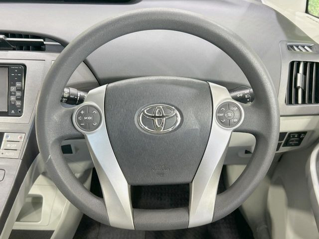 �C���e���A�ɍ��킹���f�U�C���̃X�e�A�����O�́A�^�]�������̂��Ƃ��l���A�^�]���₷���`��A�傫���ł��B�����x�A���ۂɐG���Ă��m���߂��������B