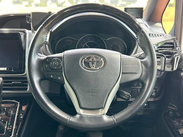 【ウッドコンビステアリング】高級感ある木目調パーツを採用した手に良く馴染むコンビハンドル。運転席廻りの雰囲気も一気に豪華になります!