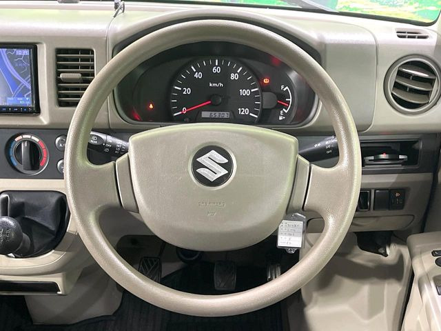 �C���e���A�ɍ��킹���f�U�C���̃X�e�A�����O�́A�^�]�������̂��Ƃ��l���A�^�]���₷���`��A�傫���ł��B�����x�A���ۂɐG���Ă��m���߂��������B